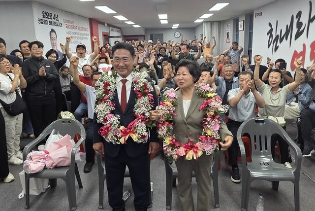 축하받는 정영철 당선인 부부