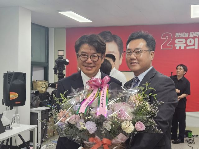 축하받는 유의동 당선인