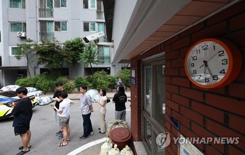 투표용지 부족, 대기하는 주민들 (서울=연합뉴스) 김인철 기자 = 6·3 지방선거 본투표일인 3일 투표용지 부족 사태가 발생한 서울 송파구 가락2동 제3투표소에서 마감시간이 지난 후에도 유권자들이 대기하고 있다. 2026.6.3 yatoya@yna.co.kr(끝)