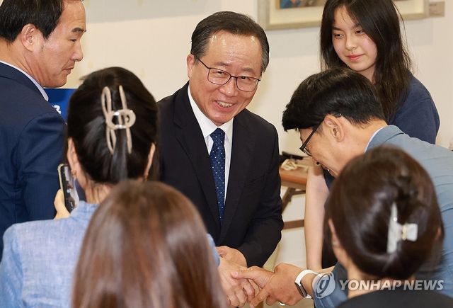지지자들과 인사하는 김석준 부산시교육감 후보