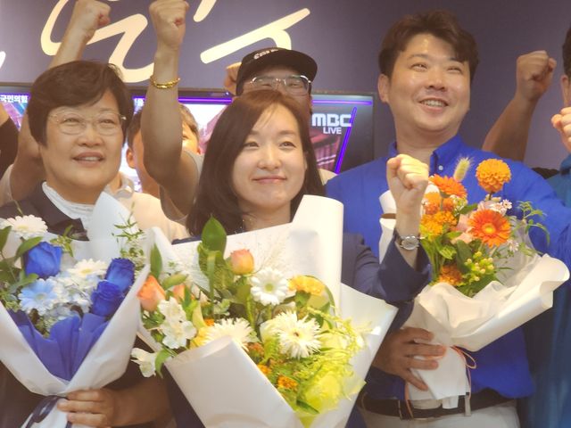 축하 받는 전은수 당선인