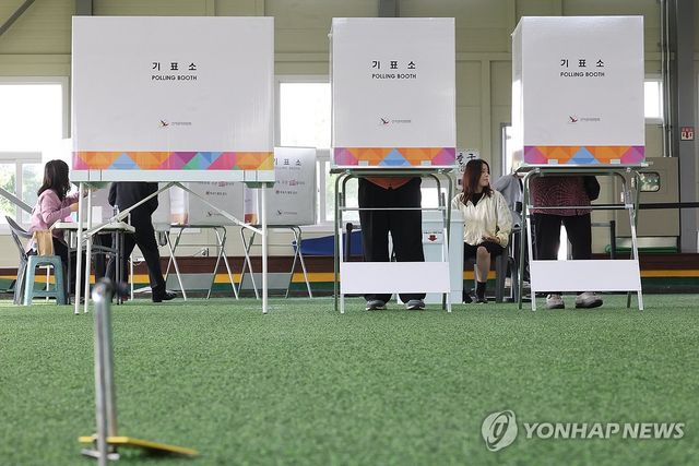 게이트볼장서 투표하는 주민들