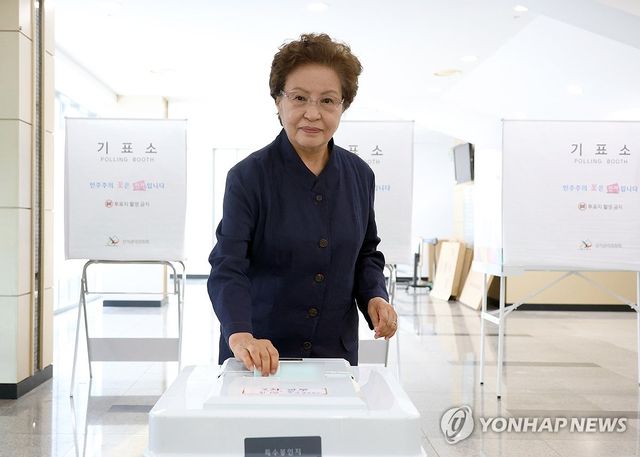 투표하는 권양숙 여사