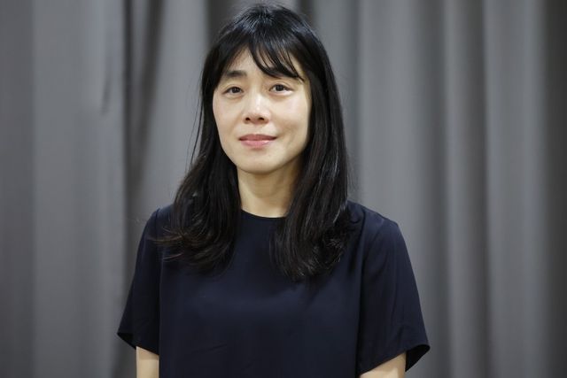 인터뷰하는 김숨 작가