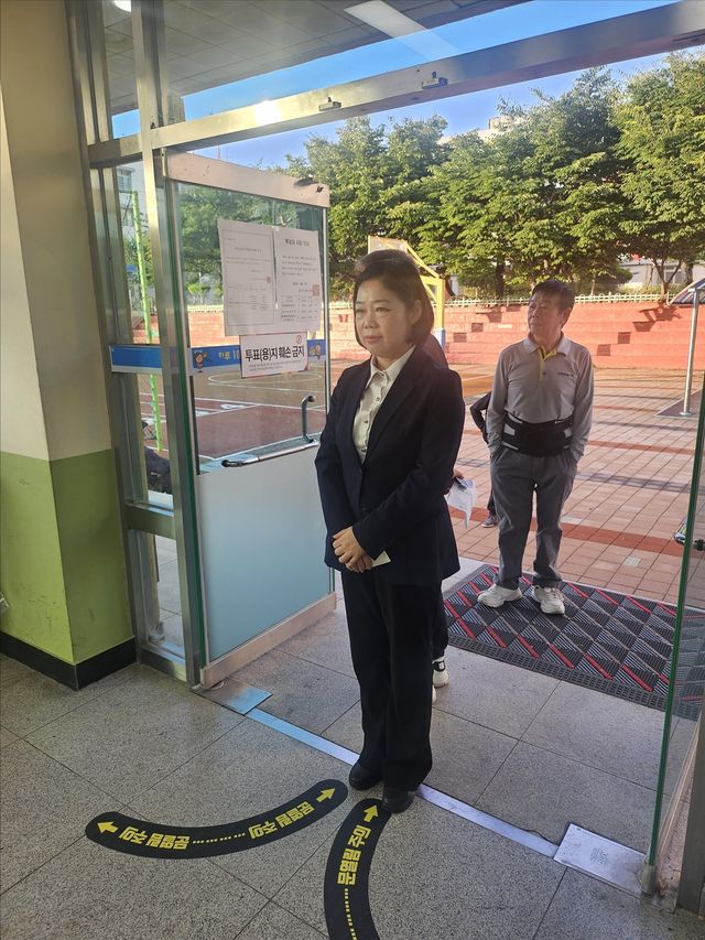 투표하는 새미래민주당 이미영 후보