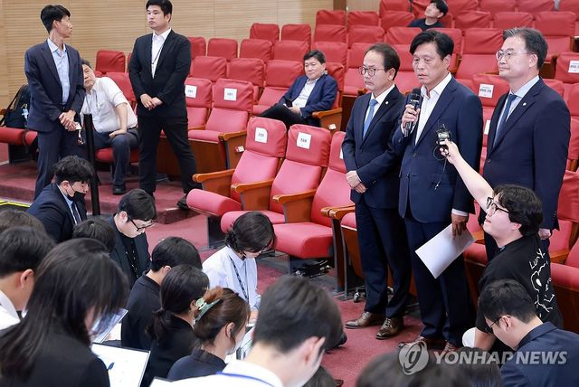 지선 현안 관련 입장 밝히는 민주당 조승래 본부장