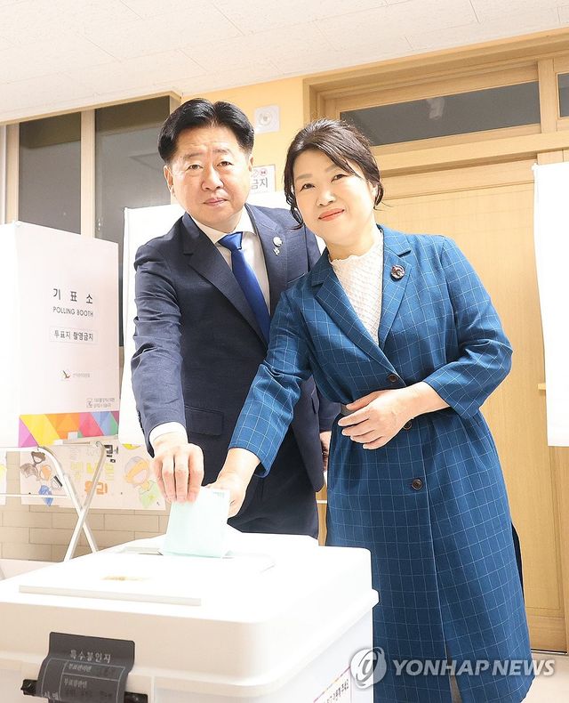 투표하는 오영훈 제주지사 부부