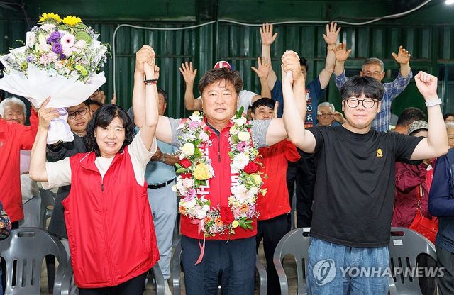 기뻐하는 김동일 철원군수 당선인