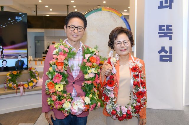 축하 꽃다발 목에 건 이철우 경북도지사 당선인과 배우자