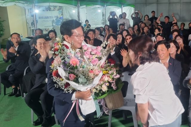 축하 받는 박병규 광주 광산구청장 당선인