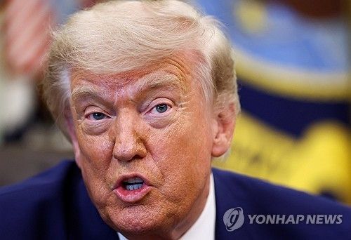 백악관에서 기자들 질문에 답하는 트럼프 대통령