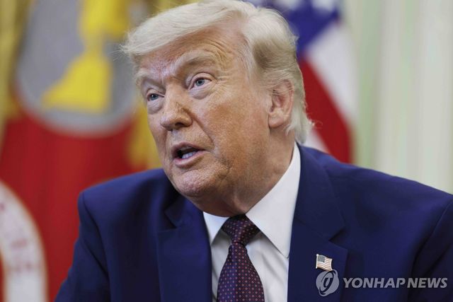 백악관에서 기자들 질문에 답하는 트럼프 대통령