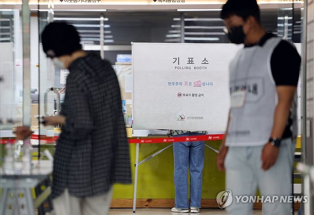 투표소 찾은 유권자