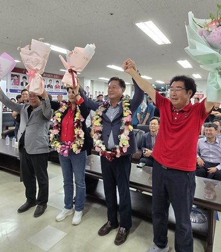 만세 하는 국민의힘 신영재(60) 홍천군수 당선인