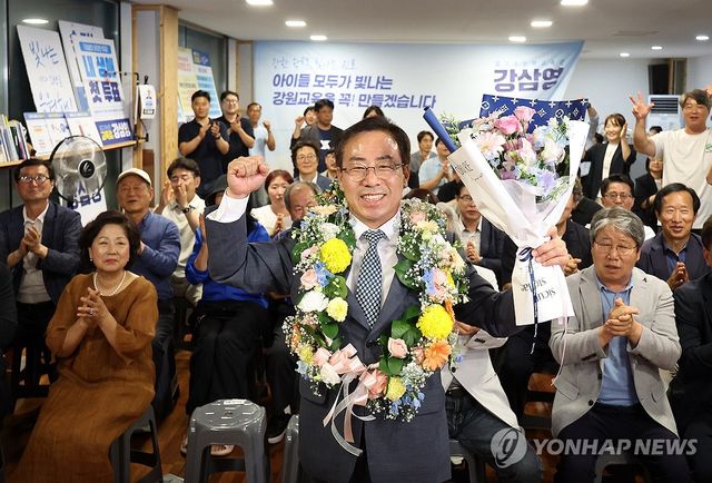 기뻐하는 강삼영 강원교육감 당선인