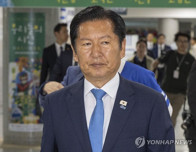 출구조사 결과보고 개표 상황실 떠나는 민주당 정청래 총괄상임선대위원장