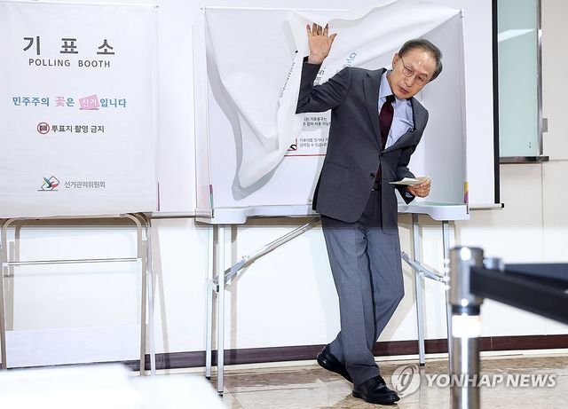 투표하는 이명박 전 대통령