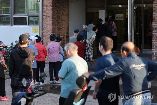 투표소 앞 줄 선 유권자들