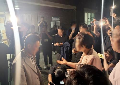 '대기표 배부' 잠실7동 제2투표소에서 항의하는 유권자