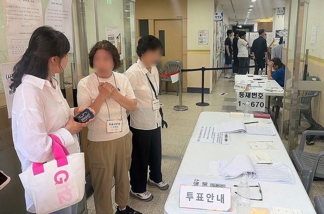 송파구서 투표용지 부족…대기하는 유권자들