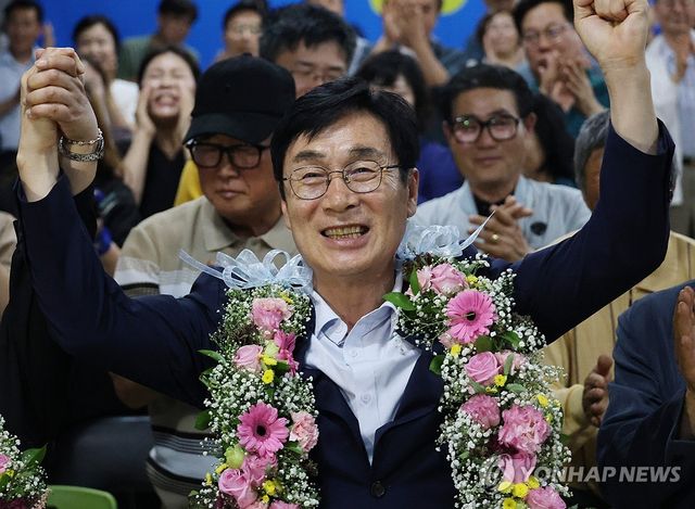 당선 세레머니 하는 이장섭 청주시장 후보