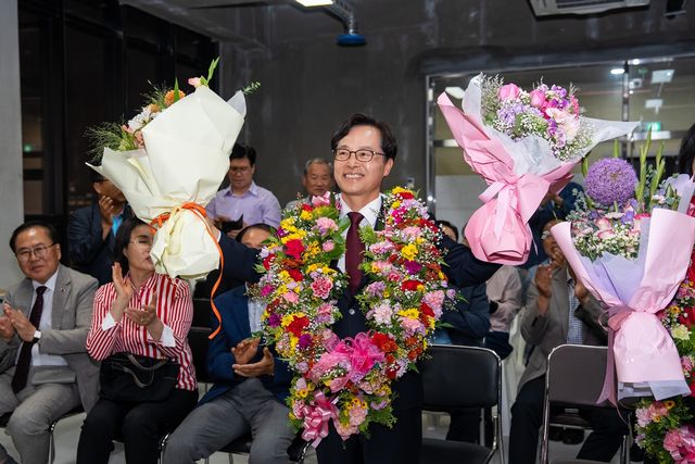 당선 축하 받는 윤용근