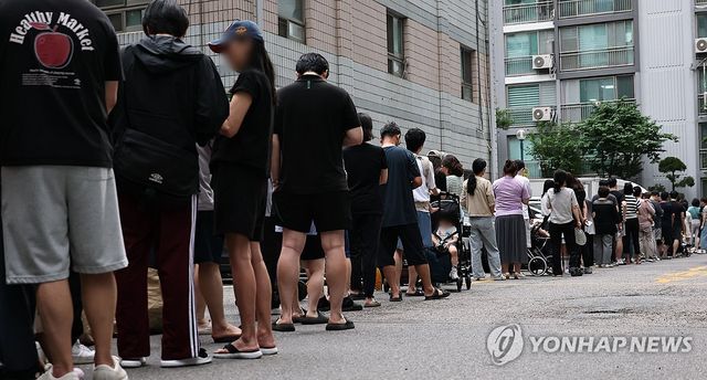 투표용지 부족에 대기하는 유권자들