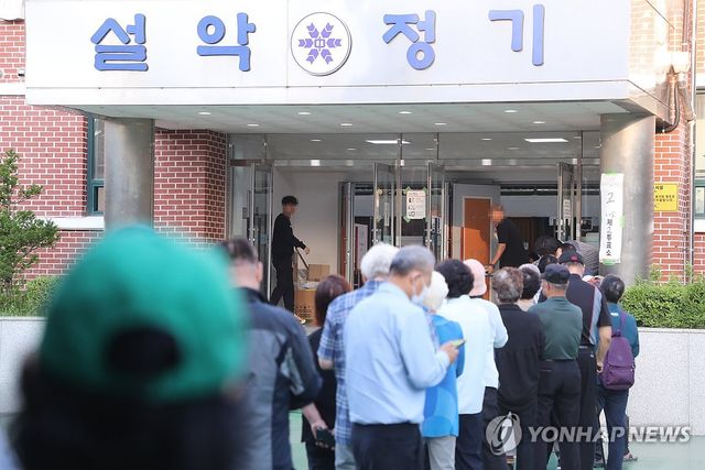 아침부터 이어진 투표 행렬