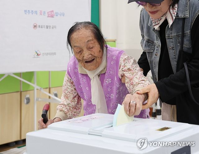 102세 할머니의 소중한 한 표