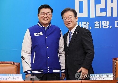 인재영입 당시 신용한 당선인과 이재명 대통령