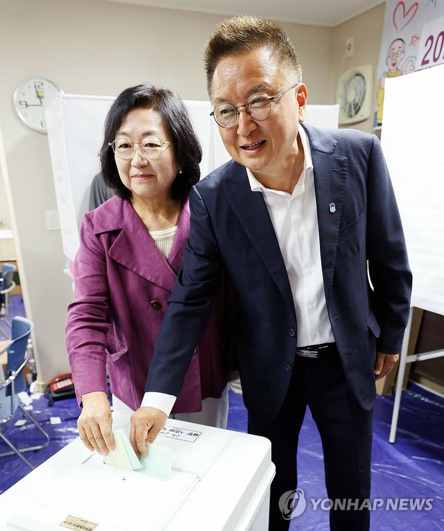 투표하는 김영환 충북지사 후보 부부