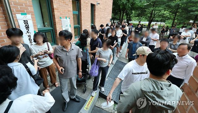 '용지부족' 투표 중지에 오랜시간 대기하는 유권자들