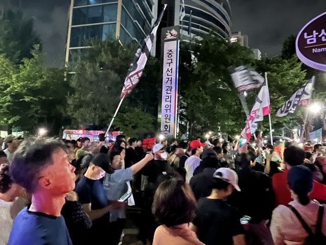 대구 중구선관위 앞에 몰린 시위자들