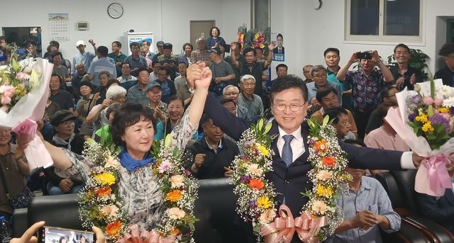 장신상(오른쪽) 횡성군수 당선인
