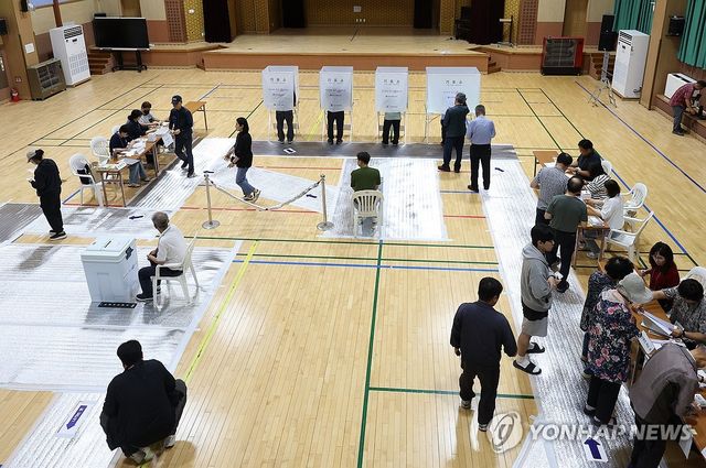 아침부터 분주한 투표소
