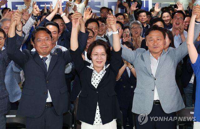 기뻐하는 추미애 후보