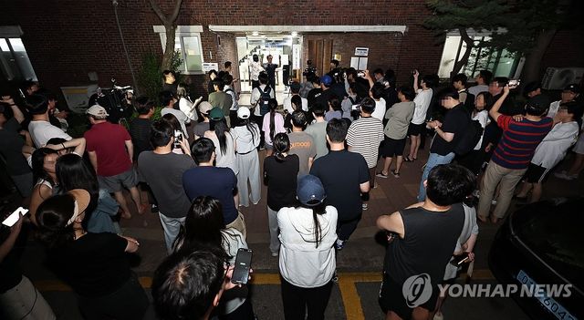 투표용지 부족으로 오후 10시까지 투표시간 연장
