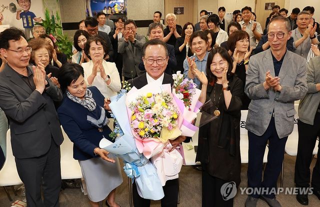 꽃다발 든 김석준 부산시교육감 후보