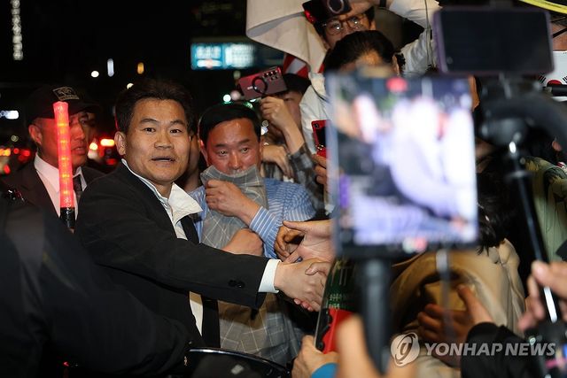 지지자들에게 인사하는 전한길
