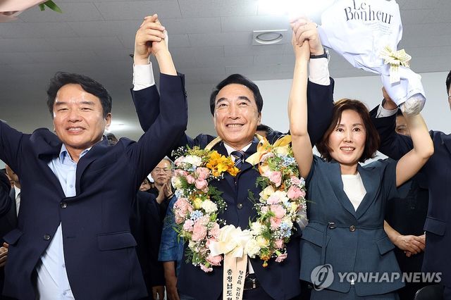 꽃다발 든 박수현