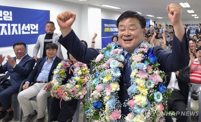 당선 축하 받은 이병도 충남교육감 후보