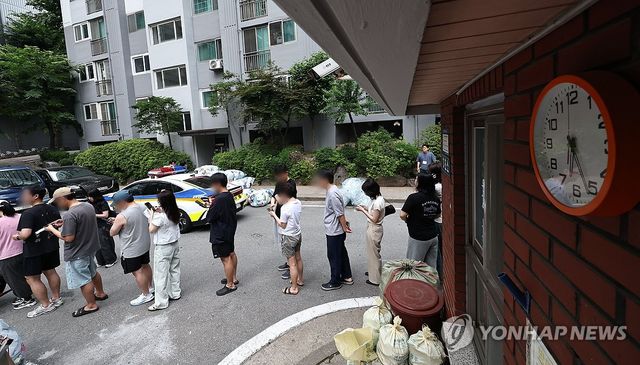투표용지 부족에 오후 6시 넘어서까지 대기하는 유권자들