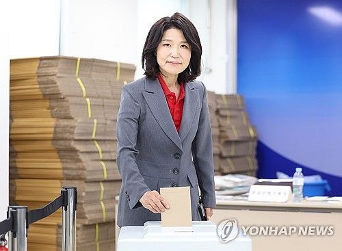 사전 투표하는 이진숙 후보