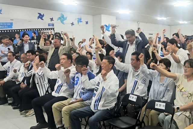 출구조사 방송 지켜보는 조국혁신당 조국 후보측 관계자들