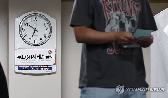 투표 용지 부족...6시 지나서도 투표