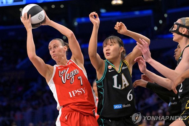 리바운드 다투는 박지현(6번)