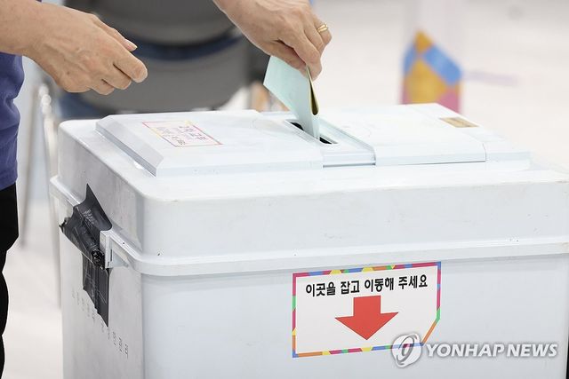투표하는 유권자들
