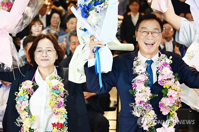 활짝 웃는 위성곤 당선인