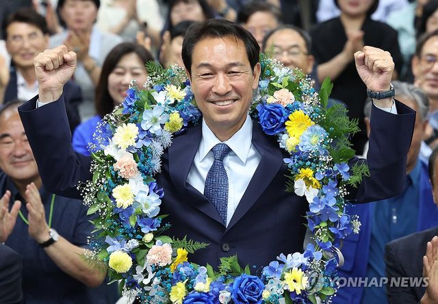 기뻐하는 우상호 강원도지사 후보