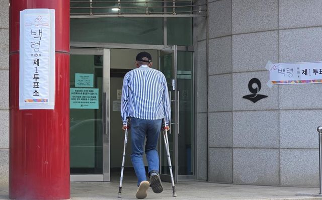 목발 짚고 투표소 찾은 유권자